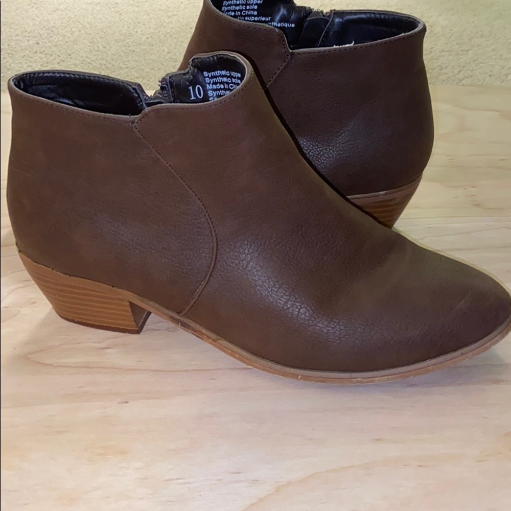 Urban outfitter brown heeled bootie